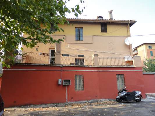 Abitazione in Bologna (Bologna) Via Parisio 7 (piano terra). Composto da: 2 disimpegni, soggiorno, camera, studio, cucina, bagno, ripostiglio e portico + cantina area scoperta. Identificativi [N.C.E.U.] Categoria Catastale A3 foglio 272 part. 53 sub. 6 (compresa cantina ad uso esclusivo) e area scoperta ad uso esclusivo al foglio 272 part. 53 sub. 8.. Mq 140. Libero. Piena proprietà