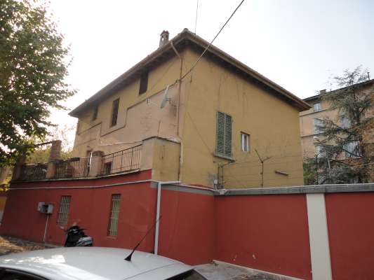 Abitazione in Bologna (Bologna) Via Parisio 7 (piano terra). Composto da: 2 disimpegni, soggiorno, camera, studio, cucina, bagno, ripostiglio e portico + cantina area scoperta. Identificativi [N.C.E.U.] Categoria Catastale A3 foglio 272 part. 53 sub. 6 (compresa cantina ad uso esclusivo) e area scoperta ad uso esclusivo al foglio 272 part. 53 sub. 8.. Mq 140. Libero. Piena proprietà