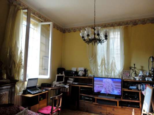 Abitazione in Bologna (Bologna) Via Parisio 7 (piano terra). Composto da: 2 disimpegni, soggiorno, camera, studio, cucina, bagno, ripostiglio e portico + cantina area scoperta. Identificativi [N.C.E.U.] Categoria Catastale A3 foglio 272 part. 53 sub. 6 (compresa cantina ad uso esclusivo) e area scoperta ad uso esclusivo al foglio 272 part. 53 sub. 8.. Mq 140. Libero. Piena proprietà