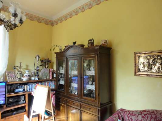 Abitazione in Bologna (Bologna) Via Parisio 7 (piano terra). Composto da: 2 disimpegni, soggiorno, camera, studio, cucina, bagno, ripostiglio e portico + cantina area scoperta. Identificativi [N.C.E.U.] Categoria Catastale A3 foglio 272 part. 53 sub. 6 (compresa cantina ad uso esclusivo) e area scoperta ad uso esclusivo al foglio 272 part. 53 sub. 8.. Mq 140. Libero. Piena proprietà