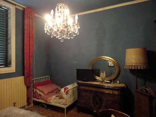 Abitazione in Bologna (Bologna) Via Parisio 7 (piano terra). Composto da: 2 disimpegni, soggiorno, camera, studio, cucina, bagno, ripostiglio e portico + cantina area scoperta. Identificativi [N.C.E.U.] Categoria Catastale A3 foglio 272 part. 53 sub. 6 (compresa cantina ad uso esclusivo) e area scoperta ad uso esclusivo al foglio 272 part. 53 sub. 8.. Mq 140. Libero. Piena proprietà