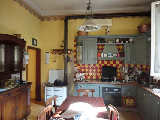 Abitazione in Bologna (Bologna) Via Parisio 7 (piano terra). Composto da: 2 disimpegni, soggiorno, camera, studio, cucina, bagno, ripostiglio e portico + cantina area scoperta. Identificativi [N.C.E.U.] Categoria Catastale A3 foglio 272 part. 53 sub. 6 (compresa cantina ad uso esclusivo) e area scoperta ad uso esclusivo al foglio 272 part. 53 sub. 8.. Mq 140. Libero. Piena proprietà