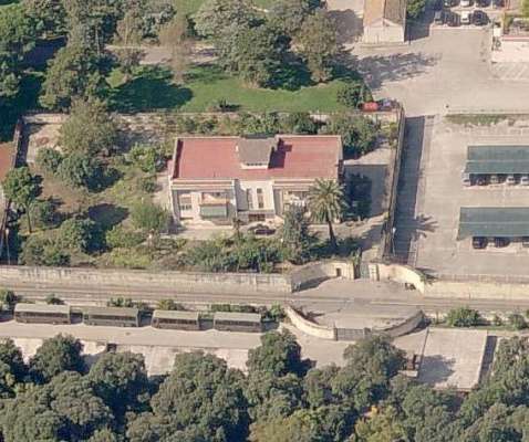 Abitazione in Caserta (Caserta) Via Giuseppe Fanin 5 (piano primo, interno 2). Composto da: ingresso, 2 disimpegni, 5 camere, cucina, 2 WC e 2 balconi + 2 cantine box auto. Identificativi [N.C.E.U.] Categoria Catastale A2 foglio 44 part. 5047 sub. 20, con cantina ad uso esclusivo al foglio 44 part. 5047 sub. 11, cantina ad uso esclusivo al foglio 44 part. 5047 sub. 13 e box auto ad uso esclusivo al foglio 44 part. 5047 sub. 10. Mq 177. Libero. Piena proprietà
