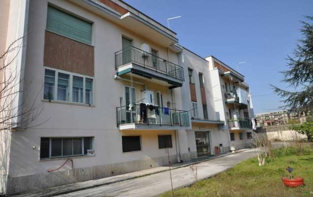 Abitazione in Caserta (Caserta) Via Giuseppe Fanin 5 (piano primo, interno 2). Composto da: ingresso, 2 disimpegni, 5 camere, cucina, 2 WC e 2 balconi + 2 cantine box auto. Identificativi [N.C.E.U.] Categoria Catastale A2 foglio 44 part. 5047 sub. 20, con cantina ad uso esclusivo al foglio 44 part. 5047 sub. 11, cantina ad uso esclusivo al foglio 44 part. 5047 sub. 13 e box auto ad uso esclusivo al foglio 44 part. 5047 sub. 10. Mq 177. Libero. Piena proprietà