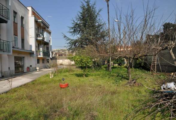 Abitazione in Caserta (Caserta) Via Giuseppe Fanin 5 (piano primo, interno 2). Composto da: ingresso, 2 disimpegni, 5 camere, cucina, 2 WC e 2 balconi + 2 cantine box auto. Identificativi [N.C.E.U.] Categoria Catastale A2 foglio 44 part. 5047 sub. 20, con cantina ad uso esclusivo al foglio 44 part. 5047 sub. 11, cantina ad uso esclusivo al foglio 44 part. 5047 sub. 13 e box auto ad uso esclusivo al foglio 44 part. 5047 sub. 10. Mq 177. Libero. Piena proprietà