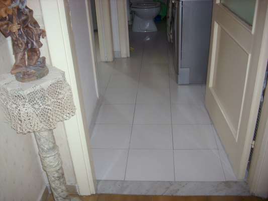Abitazione in Caserta (Caserta) Via Giuseppe Fanin 5 (piano primo, interno 2). Composto da: ingresso, 2 disimpegni, 5 camere, cucina, 2 WC e 2 balconi + 2 cantine box auto. Identificativi [N.C.E.U.] Categoria Catastale A2 foglio 44 part. 5047 sub. 20, con cantina ad uso esclusivo al foglio 44 part. 5047 sub. 11, cantina ad uso esclusivo al foglio 44 part. 5047 sub. 13 e box auto ad uso esclusivo al foglio 44 part. 5047 sub. 10. Mq 177. Libero. Piena proprietà