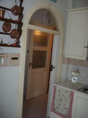 Abitazione in Caserta (Caserta) Via Giuseppe Fanin 5 (piano primo, interno 2). Composto da: ingresso, 2 disimpegni, 5 camere, cucina, 2 WC e 2 balconi + 2 cantine box auto. Identificativi [N.C.E.U.] Categoria Catastale A2 foglio 44 part. 5047 sub. 20, con cantina ad uso esclusivo al foglio 44 part. 5047 sub. 11, cantina ad uso esclusivo al foglio 44 part. 5047 sub. 13 e box auto ad uso esclusivo al foglio 44 part. 5047 sub. 10. Mq 177. Libero. Piena proprietà