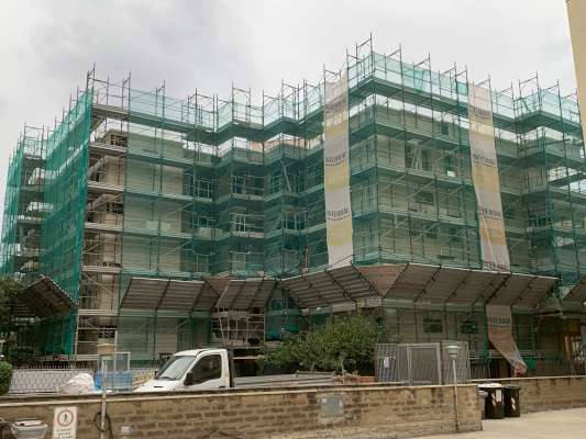 Abitazione in Ciampino (Roma) Via Mura Dei Francesi 195 (scala Pal. 12, piano terra, interno 3). Composto da: ingresso, corridoio, soggiorno, 2 camere, cucina e bagno + area scoperta posto auto scoperto cantina. Identificativi [N.C.E.U.] Categoria Catastale A2 foglio 8 part. 514 sub. 3 (compresa area scoperta ad uso esclusivo), con cantina ad uso esclusivo al foglio 8 part. 514 sub. 16 e posto auto scoperto ad uso esclusivo al foglio 8 part. 1383 sub. 4. Mq 109. Libero. Piena proprietà