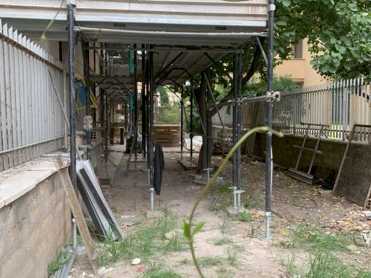 Abitazione in Ciampino (Roma) Via Mura Dei Francesi 195 (scala Pal. 12, piano terra, interno 3). Composto da: ingresso, corridoio, soggiorno, 2 camere, cucina e bagno + area scoperta posto auto scoperto cantina. Identificativi [N.C.E.U.] Categoria Catastale A2 foglio 8 part. 514 sub. 3 (compresa area scoperta ad uso esclusivo), con cantina ad uso esclusivo al foglio 8 part. 514 sub. 16 e posto auto scoperto ad uso esclusivo al foglio 8 part. 1383 sub. 4. Mq 109. Libero. Piena proprietà