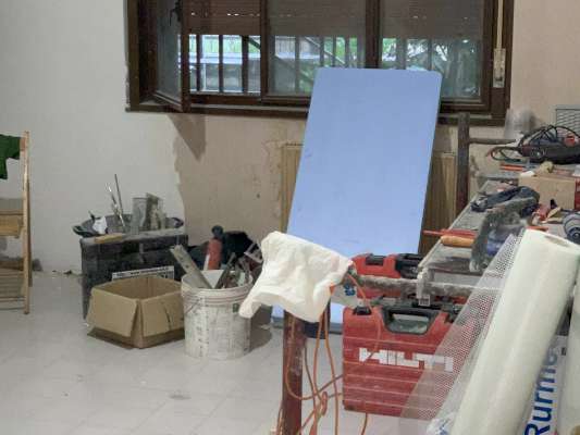 Abitazione in Ciampino (Roma) Via Mura Dei Francesi 195 (scala Pal. 12, piano terra, interno 3). Composto da: ingresso, corridoio, soggiorno, 2 camere, cucina e bagno + area scoperta posto auto scoperto cantina. Identificativi [N.C.E.U.] Categoria Catastale A2 foglio 8 part. 514 sub. 3 (compresa area scoperta ad uso esclusivo), con cantina ad uso esclusivo al foglio 8 part. 514 sub. 16 e posto auto scoperto ad uso esclusivo al foglio 8 part. 1383 sub. 4. Mq 109. Libero. Piena proprietà