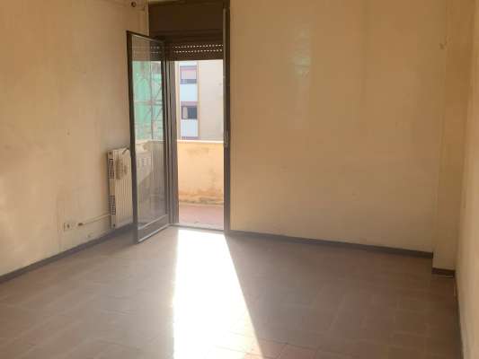 Abitazione in Ciampino (Roma) Via Mura Dei Francesi 195 (scala Pal. 24, piano terzo, interno 12). Composto da: ingresso, corridoio, 3 camere, cucina, WC e 2 terrazzi + Cantina posto auto scoperto. Identificativi [N.C.E.U.] Categoria Catastale A2 foglio 8 part. 525 sub. 12, con cantina ad uso esclusivo al foglio 8 part. 525 sub. 25 e posto auto scoperto ad uso esclusivo al foglio 8 part. 1384 sub. 3. Mq 108. Libero. Piena proprietà