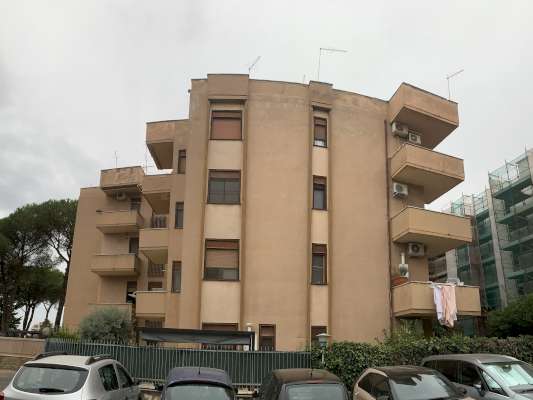 Abitazione in Ciampino (Roma) Via Mura Dei Francesi 195 (scala Pal. 27, piano secondo, interno 9). Composto da: ingresso, corridoio, disimpegno, 4 camere, cucina, bagno, ripostiglio e 2 terrazzi + Cantina posto auto scoperto. Identificativi [N.C.E.U.] Categoria Catastale A2 foglio 8 part. 526 sub. 9, con posto auto scoperto ad uso esclusivo al foglio 8 part. 1386 sub. 7 e cantina ad uso esclusivo al foglio 8 part. 526 sub. 512. Mq 109. Libero. Piena proprietà