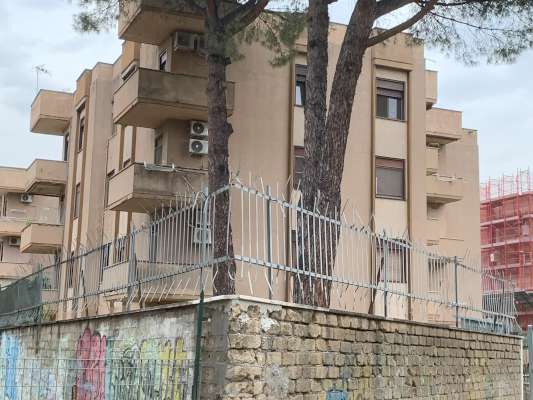 Abitazione in Ciampino (Roma) Via Mura Dei Francesi 195 (scala Pal. 27, piano secondo, interno 9). Composto da: ingresso, corridoio, disimpegno, 4 camere, cucina, bagno, ripostiglio e 2 terrazzi + Cantina posto auto scoperto. Identificativi [N.C.E.U.] Categoria Catastale A2 foglio 8 part. 526 sub. 9, con posto auto scoperto ad uso esclusivo al foglio 8 part. 1386 sub. 7 e cantina ad uso esclusivo al foglio 8 part. 526 sub. 512. Mq 109. Libero. Piena proprietà