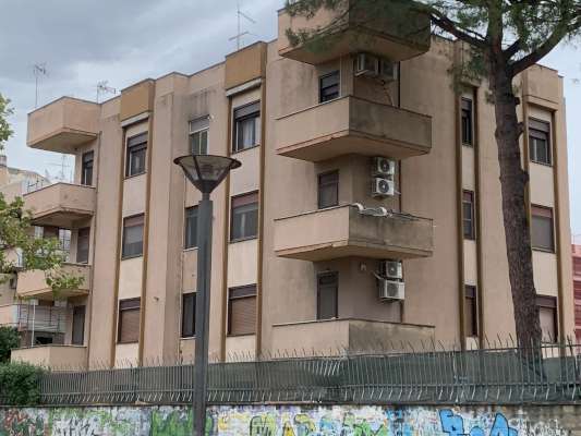 Abitazione in Ciampino (Roma) Via Mura Dei Francesi 195 (scala Pal. 27, piano secondo, interno 9). Composto da: ingresso, corridoio, disimpegno, 4 camere, cucina, bagno, ripostiglio e 2 terrazzi + Cantina posto auto scoperto. Identificativi [N.C.E.U.] Categoria Catastale A2 foglio 8 part. 526 sub. 9, con posto auto scoperto ad uso esclusivo al foglio 8 part. 1386 sub. 7 e cantina ad uso esclusivo al foglio 8 part. 526 sub. 512. Mq 109. Libero. Piena proprietà