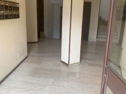 Abitazione in Ciampino (Roma) Via Mura Dei Francesi 195 (scala Pal. 27, piano secondo, interno 9). Composto da: ingresso, corridoio, disimpegno, 4 camere, cucina, bagno, ripostiglio e 2 terrazzi + Cantina posto auto scoperto. Identificativi [N.C.E.U.] Categoria Catastale A2 foglio 8 part. 526 sub. 9, con posto auto scoperto ad uso esclusivo al foglio 8 part. 1386 sub. 7 e cantina ad uso esclusivo al foglio 8 part. 526 sub. 512. Mq 109. Libero. Piena proprietà