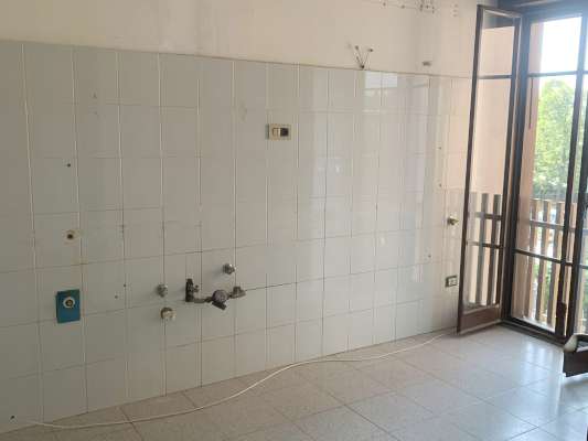 Abitazione in Ciampino (Roma) Via Mura Dei Francesi 195 (scala Pal. 27, piano secondo, interno 9). Composto da: ingresso, corridoio, disimpegno, 4 camere, cucina, bagno, ripostiglio e 2 terrazzi + Cantina posto auto scoperto. Identificativi [N.C.E.U.] Categoria Catastale A2 foglio 8 part. 526 sub. 9, con posto auto scoperto ad uso esclusivo al foglio 8 part. 1386 sub. 7 e cantina ad uso esclusivo al foglio 8 part. 526 sub. 512. Mq 109. Libero. Piena proprietà
