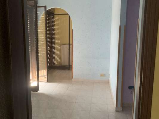 Abitazione in Ciampino (Roma) Via Mura Dei Francesi 195 (scala Pal. 27, piano secondo, interno 9). Composto da: ingresso, corridoio, disimpegno, 4 camere, cucina, bagno, ripostiglio e 2 terrazzi + Cantina posto auto scoperto. Identificativi [N.C.E.U.] Categoria Catastale A2 foglio 8 part. 526 sub. 9, con posto auto scoperto ad uso esclusivo al foglio 8 part. 1386 sub. 7 e cantina ad uso esclusivo al foglio 8 part. 526 sub. 512. Mq 109. Libero. Piena proprietà