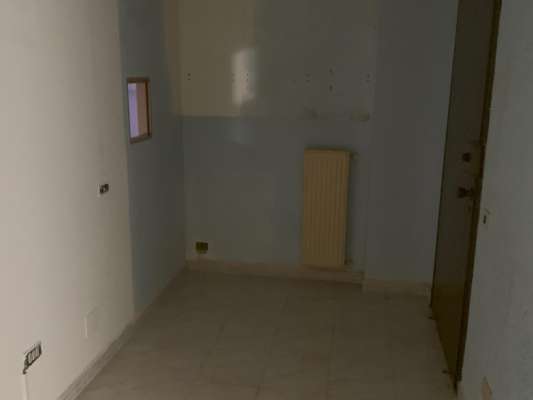 Abitazione in Ciampino (Roma) Via Mura Dei Francesi 195 (scala Pal. 27, piano secondo, interno 9). Composto da: ingresso, corridoio, disimpegno, 4 camere, cucina, bagno, ripostiglio e 2 terrazzi + Cantina posto auto scoperto. Identificativi [N.C.E.U.] Categoria Catastale A2 foglio 8 part. 526 sub. 9, con posto auto scoperto ad uso esclusivo al foglio 8 part. 1386 sub. 7 e cantina ad uso esclusivo al foglio 8 part. 526 sub. 512. Mq 109. Libero. Piena proprietà