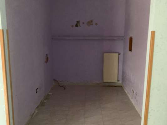 Abitazione in Ciampino (Roma) Via Mura Dei Francesi 195 (scala Pal. 27, piano secondo, interno 9). Composto da: ingresso, corridoio, disimpegno, 4 camere, cucina, bagno, ripostiglio e 2 terrazzi + Cantina posto auto scoperto. Identificativi [N.C.E.U.] Categoria Catastale A2 foglio 8 part. 526 sub. 9, con posto auto scoperto ad uso esclusivo al foglio 8 part. 1386 sub. 7 e cantina ad uso esclusivo al foglio 8 part. 526 sub. 512. Mq 109. Libero. Piena proprietà