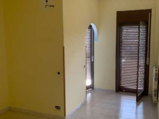 Abitazione in Ciampino (Roma) Via Mura Dei Francesi 195 (scala Pal. 27, piano secondo, interno 9). Composto da: ingresso, corridoio, disimpegno, 4 camere, cucina, bagno, ripostiglio e 2 terrazzi + Cantina posto auto scoperto. Identificativi [N.C.E.U.] Categoria Catastale A2 foglio 8 part. 526 sub. 9, con posto auto scoperto ad uso esclusivo al foglio 8 part. 1386 sub. 7 e cantina ad uso esclusivo al foglio 8 part. 526 sub. 512. Mq 109. Libero. Piena proprietà