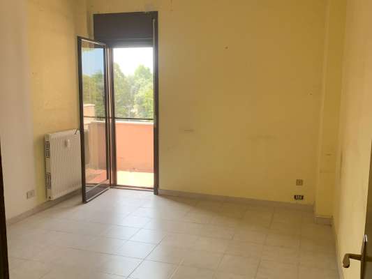 Abitazione in Ciampino (Roma) Via Mura Dei Francesi 195 (scala Pal. 27, piano secondo, interno 9). Composto da: ingresso, corridoio, disimpegno, 4 camere, cucina, bagno, ripostiglio e 2 terrazzi + Cantina posto auto scoperto. Identificativi [N.C.E.U.] Categoria Catastale A2 foglio 8 part. 526 sub. 9, con posto auto scoperto ad uso esclusivo al foglio 8 part. 1386 sub. 7 e cantina ad uso esclusivo al foglio 8 part. 526 sub. 512. Mq 109. Libero. Piena proprietà