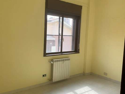 Abitazione in Ciampino (Roma) Via Mura Dei Francesi 195 (scala Pal. 27, piano secondo, interno 9). Composto da: ingresso, corridoio, disimpegno, 4 camere, cucina, bagno, ripostiglio e 2 terrazzi + Cantina posto auto scoperto. Identificativi [N.C.E.U.] Categoria Catastale A2 foglio 8 part. 526 sub. 9, con posto auto scoperto ad uso esclusivo al foglio 8 part. 1386 sub. 7 e cantina ad uso esclusivo al foglio 8 part. 526 sub. 512. Mq 109. Libero. Piena proprietà