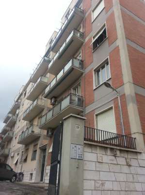 Abitazione in Civitavecchia (Roma) Via Antonio Da Sangallo 19 (scala D, piano terra, interno 1). Composto da: ingresso, disimpegno, 3 camere, cucina, bagno e ripostiglio + cantina posto auto scoperto deposito comune. Identificativi [N.C.E.U.] Categoria Catastale A2 foglio 19 part. 289 sub. 130, con cantina ad uso esclusivo al foglio 19 part. 289 sub. 116, posto auto scoperto ad uso esclusivo al foglio 19 part. 289 sub. 180 e deposito ad uso comune (millesimi di proprietà 66,67) al foglio 19 part. 289 sub. 195.. Mq 92. Libero. Piena proprietà
