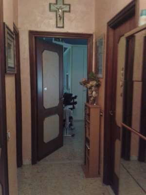 Abitazione in Civitavecchia (Roma) Via Antonio Da Sangallo 19 (scala D, piano terra, interno 1). Composto da: ingresso, disimpegno, 3 camere, cucina, bagno e ripostiglio + cantina posto auto scoperto deposito comune. Identificativi [N.C.E.U.] Categoria Catastale A2 foglio 19 part. 289 sub. 130, con cantina ad uso esclusivo al foglio 19 part. 289 sub. 116, posto auto scoperto ad uso esclusivo al foglio 19 part. 289 sub. 180 e deposito ad uso comune (millesimi di proprietà 66,67) al foglio 19 part. 289 sub. 195.. Mq 92. Libero. Piena proprietà