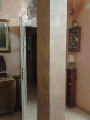 Abitazione in Civitavecchia (Roma) Via Antonio Da Sangallo 19 (scala D, piano terra, interno 1). Composto da: ingresso, disimpegno, 3 camere, cucina, bagno e ripostiglio + cantina posto auto scoperto deposito comune. Identificativi [N.C.E.U.] Categoria Catastale A2 foglio 19 part. 289 sub. 130, con cantina ad uso esclusivo al foglio 19 part. 289 sub. 116, posto auto scoperto ad uso esclusivo al foglio 19 part. 289 sub. 180 e deposito ad uso comune (millesimi di proprietà 66,67) al foglio 19 part. 289 sub. 195.. Mq 92. Libero. Piena proprietà
