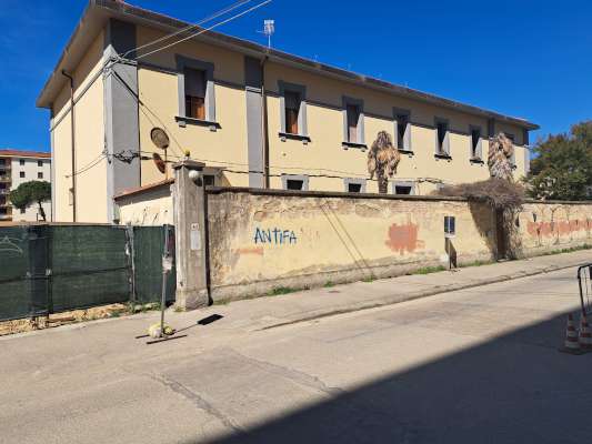Abitazione in Firenze (Firenze) Via Dei Marignolli 65/B (scala 1, piano primo, interno 2). Composto da: Ingresso, disimpegno, soggiorno, 4 camere, cucina, bagno e ripostiglio + cantina. Identificativi [N.C.E.U.] Categoria Catastale A3 foglio 43 part. 48 sub. 510 (compresa cantina). Mq 182. Libero. Piena proprietà