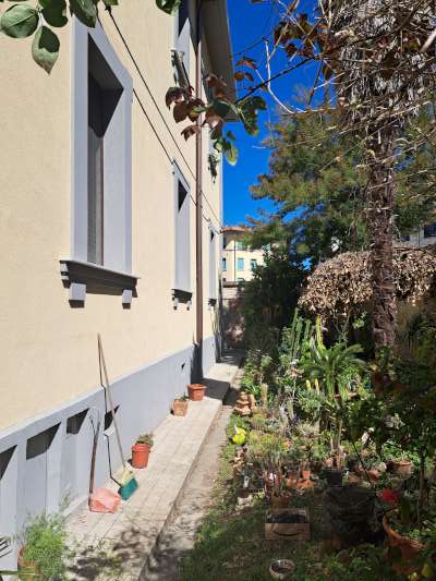 Abitazione in Firenze (Firenze) Via Dei Marignolli 65/B (scala 1, piano primo, interno 2). Composto da: Ingresso, disimpegno, soggiorno, 4 camere, cucina, bagno e ripostiglio + cantina. Identificativi [N.C.E.U.] Categoria Catastale A3 foglio 43 part. 48 sub. 510 (compresa cantina). Mq 182. Libero. Piena proprietà