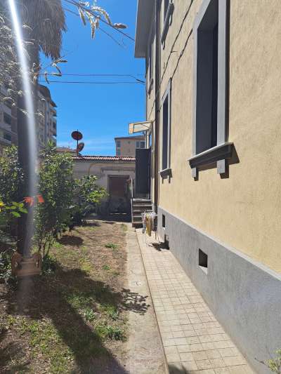 Abitazione in Firenze (Firenze) Via Dei Marignolli 65/B (scala 1, piano primo, interno 2). Composto da: Ingresso, disimpegno, soggiorno, 4 camere, cucina, bagno e ripostiglio + cantina. Identificativi [N.C.E.U.] Categoria Catastale A3 foglio 43 part. 48 sub. 510 (compresa cantina). Mq 182. Libero. Piena proprietà