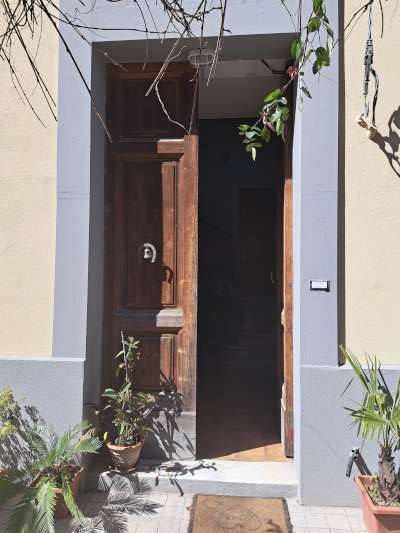 Abitazione in Firenze (Firenze) Via Dei Marignolli 65/B (scala 1, piano primo, interno 2). Composto da: Ingresso, disimpegno, soggiorno, 4 camere, cucina, bagno e ripostiglio + cantina. Identificativi [N.C.E.U.] Categoria Catastale A3 foglio 43 part. 48 sub. 510 (compresa cantina). Mq 182. Libero. Piena proprietà