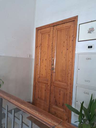 Abitazione in Firenze (Firenze) Via Dei Marignolli 65/B (scala 1, piano primo, interno 2). Composto da: Ingresso, disimpegno, soggiorno, 4 camere, cucina, bagno e ripostiglio + cantina. Identificativi [N.C.E.U.] Categoria Catastale A3 foglio 43 part. 48 sub. 510 (compresa cantina). Mq 182. Libero. Piena proprietà