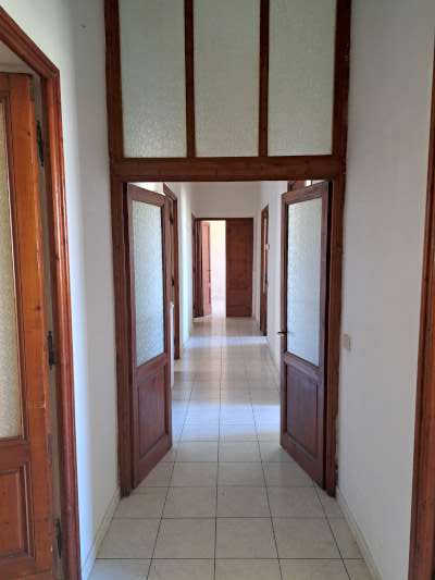 Abitazione in Firenze (Firenze) Via Dei Marignolli 65/B (scala 1, piano primo, interno 2). Composto da: Ingresso, disimpegno, soggiorno, 4 camere, cucina, bagno e ripostiglio + cantina. Identificativi [N.C.E.U.] Categoria Catastale A3 foglio 43 part. 48 sub. 510 (compresa cantina). Mq 182. Libero. Piena proprietà