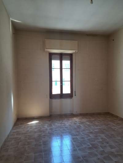Abitazione in Firenze (Firenze) Via Dei Marignolli 65/B (scala 1, piano primo, interno 2). Composto da: Ingresso, disimpegno, soggiorno, 4 camere, cucina, bagno e ripostiglio + cantina. Identificativi [N.C.E.U.] Categoria Catastale A3 foglio 43 part. 48 sub. 510 (compresa cantina). Mq 182. Libero. Piena proprietà