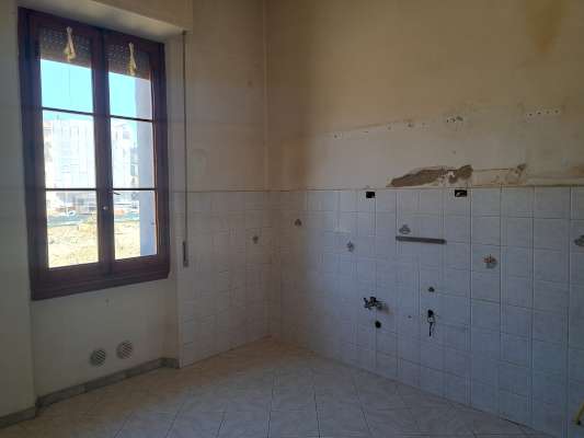 Abitazione in Firenze (Firenze) Via Dei Marignolli 65/B (scala 1, piano primo, interno 2). Composto da: Ingresso, disimpegno, soggiorno, 4 camere, cucina, bagno e ripostiglio + cantina. Identificativi [N.C.E.U.] Categoria Catastale A3 foglio 43 part. 48 sub. 510 (compresa cantina). Mq 182. Libero. Piena proprietà