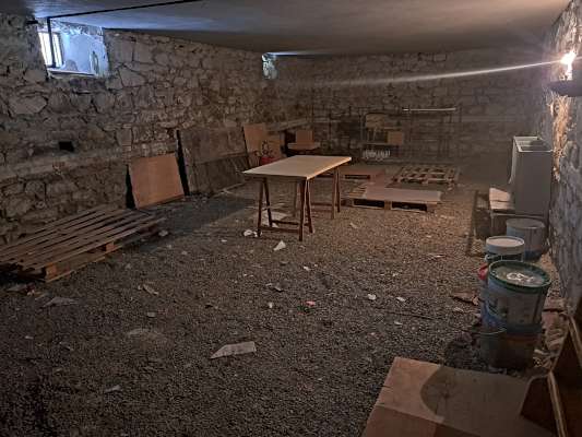 Abitazione in Firenze (Firenze) Via Dei Marignolli 65/B (scala 1, piano primo, interno 2). Composto da: Ingresso, disimpegno, soggiorno, 4 camere, cucina, bagno e ripostiglio + cantina. Identificativi [N.C.E.U.] Categoria Catastale A3 foglio 43 part. 48 sub. 510 (compresa cantina). Mq 182. Libero. Piena proprietà