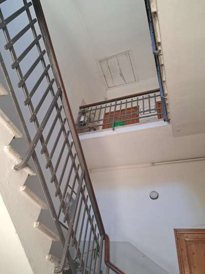 Abitazione in Firenze (Firenze) Via Dei Marignolli 65/B (scala 1, piano primo, interno 2). Composto da: Ingresso, disimpegno, soggiorno, 4 camere, cucina, bagno e ripostiglio + cantina. Identificativi [N.C.E.U.] Categoria Catastale A3 foglio 43 part. 48 sub. 510 (compresa cantina). Mq 182. Libero. Piena proprietà