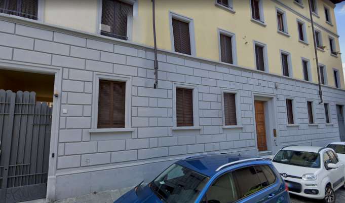 Abitazione in Firenze (Firenze) Via Malcontenti 1 (piano terra, interno 2). Composto da: Ingresso, cucina, bagno, ripostiglio e 4 camere + Soffitta al piano quarto e cortile condominiale. Identificativi [N.C.E.U.] Categoria Catastale A3 foglio 175 part. 246 sub. 501 (compresa soffitta). Mq 109. Libero. Piena proprietà