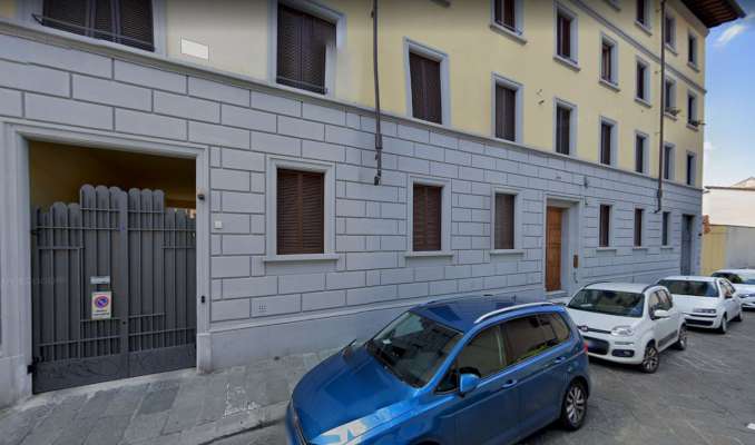 Abitazione in Firenze (Firenze) Via Malcontenti 1 (piano terra, interno 2). Composto da: Ingresso, cucina, bagno, ripostiglio e 4 camere + Soffitta al piano quarto e cortile condominiale. Identificativi [N.C.E.U.] Categoria Catastale A3 foglio 175 part. 246 sub. 501 (compresa soffitta). Mq 109. Libero. Piena proprietà