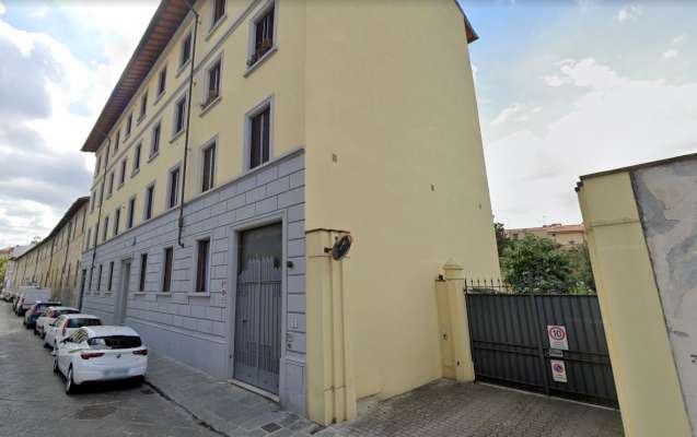 Abitazione in Firenze (Firenze) Via Malcontenti 1 (piano terra, interno 2). Composto da: Ingresso, cucina, bagno, ripostiglio e 4 camere + Soffitta al piano quarto e cortile condominiale. Identificativi [N.C.E.U.] Categoria Catastale A3 foglio 175 part. 246 sub. 501 (compresa soffitta). Mq 109. Libero. Piena proprietà