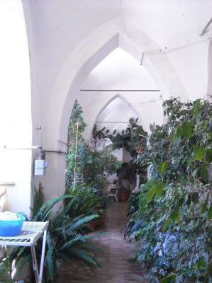 Abitazione in Gaeta (Latina) Via Annunziata 4 (piano terra). Composto da: Ingresso, cucina, 3 camere, bagno + area scoperta. Identificativi [N.C.E.U.] Categoria Catastale A4 foglio 37 part. 124 sub. 11 (compreso area scoperta ad uso esclusivo). Mq 138. Libero. Piena proprietà