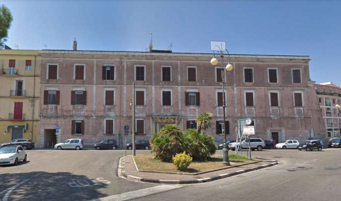 Abitazione in Gaeta (Latina) Via Annunziata 4 (piano primo). Composto da: disimpegno, cucina, 2 camere, bagno, ripostiglio Identificativi [N.C.E.U.] Categoria Catastale A4 foglio 37 part. 124 sub. 15. Mq 123. Libero. Piena proprietà