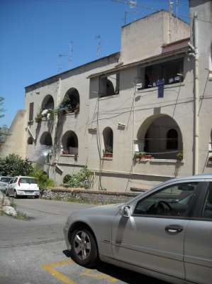 Abitazione in Gaeta (Latina) Via Annunziata 4 (piano primo). Composto da: disimpegno, cucina, 2 camere, bagno, ripostiglio Identificativi [N.C.E.U.] Categoria Catastale A4 foglio 37 part. 124 sub. 15. Mq 123. Libero. Piena proprietà