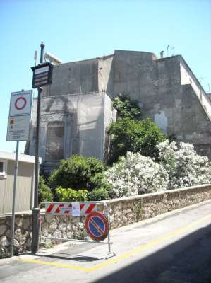 Abitazione in Gaeta (Latina) Via Annunziata 4 (piano primo). Composto da: disimpegno, cucina, 2 camere, bagno, ripostiglio Identificativi [N.C.E.U.] Categoria Catastale A4 foglio 37 part. 124 sub. 15. Mq 123. Libero. Piena proprietà