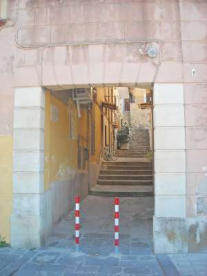 Abitazione in Gaeta (Latina) Via Annunziata 4 (piano primo). Composto da: disimpegno, cucina, 2 camere, bagno, ripostiglio Identificativi [N.C.E.U.] Categoria Catastale A4 foglio 37 part. 124 sub. 15. Mq 123. Libero. Piena proprietà