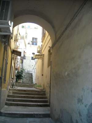 Abitazione in Gaeta (Latina) Via Annunziata 4 (piano primo). Composto da: disimpegno, cucina, 2 camere, bagno, ripostiglio Identificativi [N.C.E.U.] Categoria Catastale A4 foglio 37 part. 124 sub. 15. Mq 123. Libero. Piena proprietà
