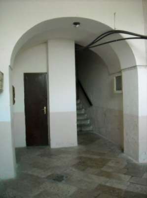 Abitazione in Gaeta (Latina) Via Annunziata 4 (piano primo). Composto da: disimpegno, cucina, 2 camere, bagno, ripostiglio Identificativi [N.C.E.U.] Categoria Catastale A4 foglio 37 part. 124 sub. 15. Mq 123. Libero. Piena proprietà