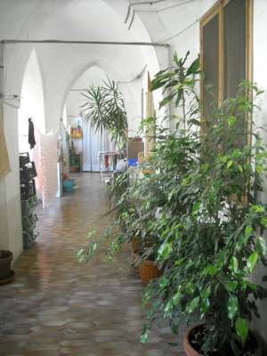 Abitazione in Gaeta (Latina) Via Annunziata 4 (piano primo). Composto da: disimpegno, cucina, 2 camere, bagno, ripostiglio Identificativi [N.C.E.U.] Categoria Catastale A4 foglio 37 part. 124 sub. 15. Mq 123. Libero. Piena proprietà